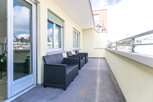 Modern Flat w Netflix Balcony top Location