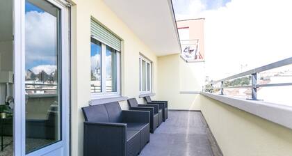 Modern Flat w Netflix Balcony top Location