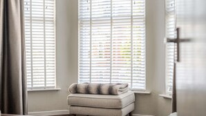A room with a window, a curtain, and a small bench. - Cosy Apartment in Stunning Didsbury (Manchester)