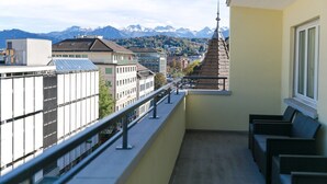 A balcony with a view of a cityscape and mountains. - Lucern 2-br Flat w Netflix Top Location (Lucerne)