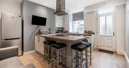 Modern Affordable Home - Contractors Leisure