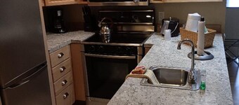 Serene condo with AC in charming Rockland on the bay !