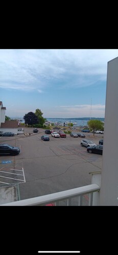 Serene condo with AC in charming Rockland on the bay !