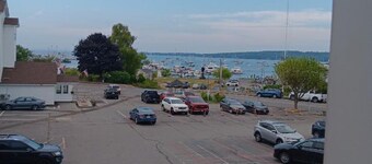 Serene condo with AC in charming Rockland on the bay !