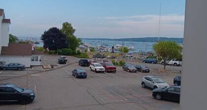 Serene condo with AC in charming Rockland on the bay !