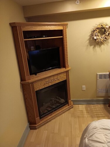 Serene condo with AC in charming Rockland on the bay !