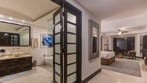 Un bagno moderno con un ampio specchio, un lavabo e una cabina doccia.