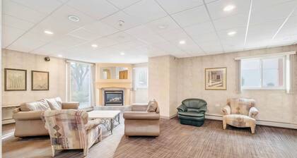 Stylish Downtown Edmonton Condo With Balcony Full Kitchen Gym Access