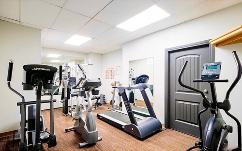 Stylish Downtown Edmonton Condo With Balcony Full Kitchen Gym Access