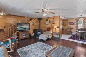 House | 3 bedrooms - Manistee Cabin in Manistee (Manistee)