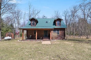 House | 3 bedrooms - Manistee Cabin in Manistee (Manistee)
