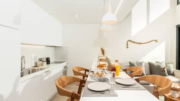 ํ์ฐ์ค | 3 ๊ฐ์ ์นจ์ค, ์ธํฐ๋ท