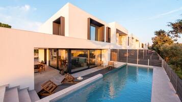 ํ์ฐ์ค | 3 ๊ฐ์ ์นจ์ค, ์ธํฐ๋ท