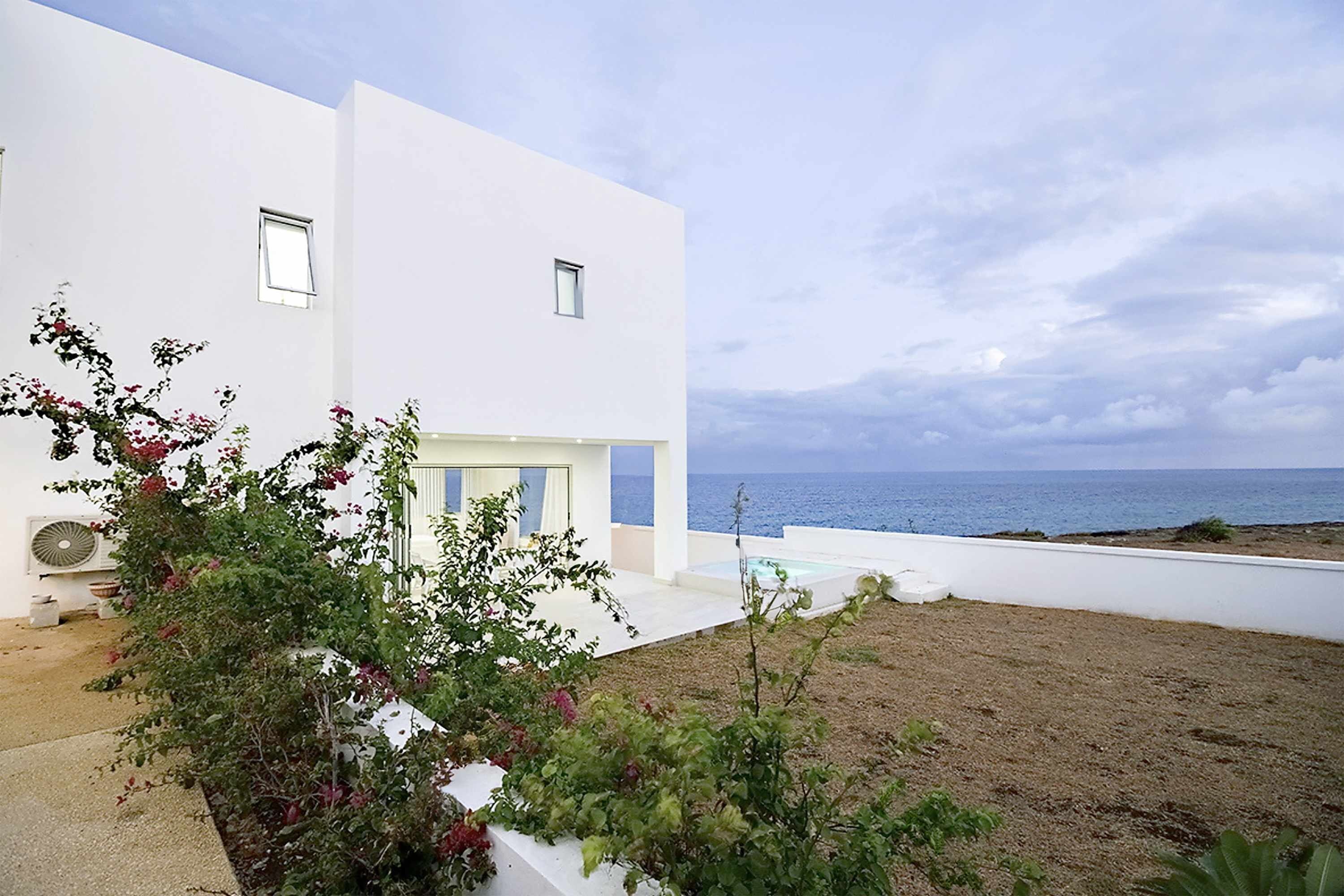 Un edificio moderno y blanco con vista al mar.