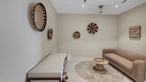 Una sala moderna con un sofá, una mesa de centro y una mesa de comedor.