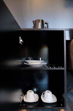 Deluxe Apartment | Private kitchen | Microwave, oven, cookware/dishes/utensils