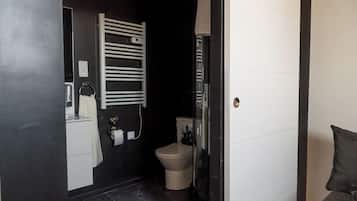 Deluxe Apartment | Bathroom | Bathtub, hair dryer, towels, soap