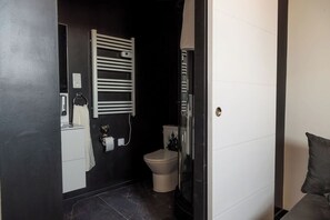 Deluxe Apartment | Bathroom