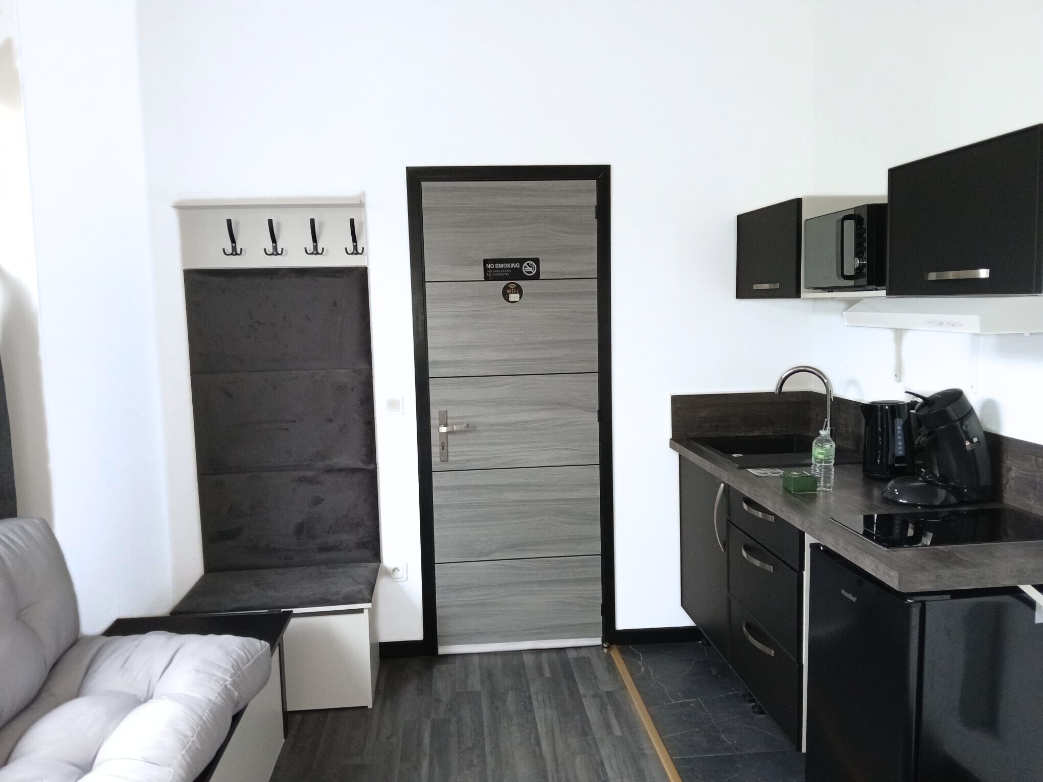 Deluxe Apartment, Garden View | Private kitchen | Microwave, oven, cookware/dishes/utensils