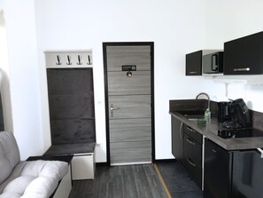 Deluxe Apartment, Garden View | Private kitchen | Microwave, oven, cookware/dishes/utensils