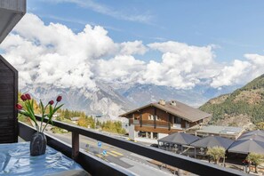 A mountain view with a wooden building and a road in the foreground. - Centrally Placed ski in out Apartment Next to Lift (Riddes)