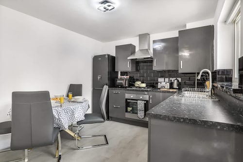 Fast Wi-fi Free Parking 10 Mins to City Centre