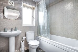 House | 3 bedrooms, Internet - Fast Wi-fi Free Parking 10 Mins to City Centre (Leicester)