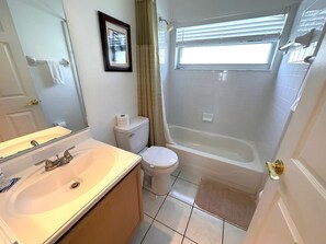 Ein Badezimmer mit Waschbecken, Toilette und Badewanne.