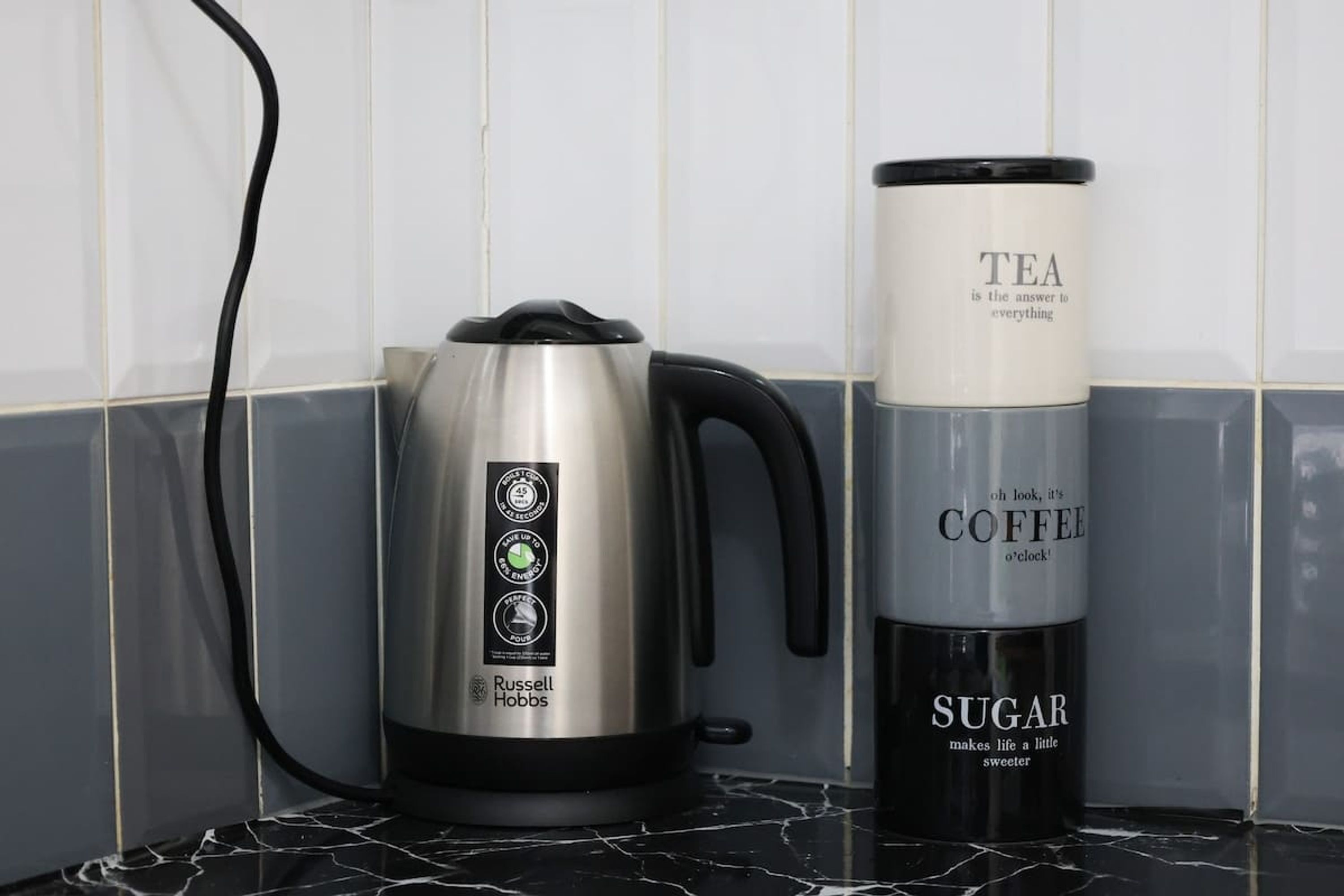 Een keuken met een Russell Hobbs elektrische waterkoker en een koffiezetapparaat.