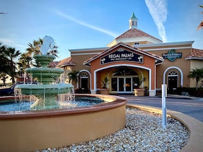 Een gebouw met een bord waarop staat: Regal Palms Bar, Restaurant, Spa.
