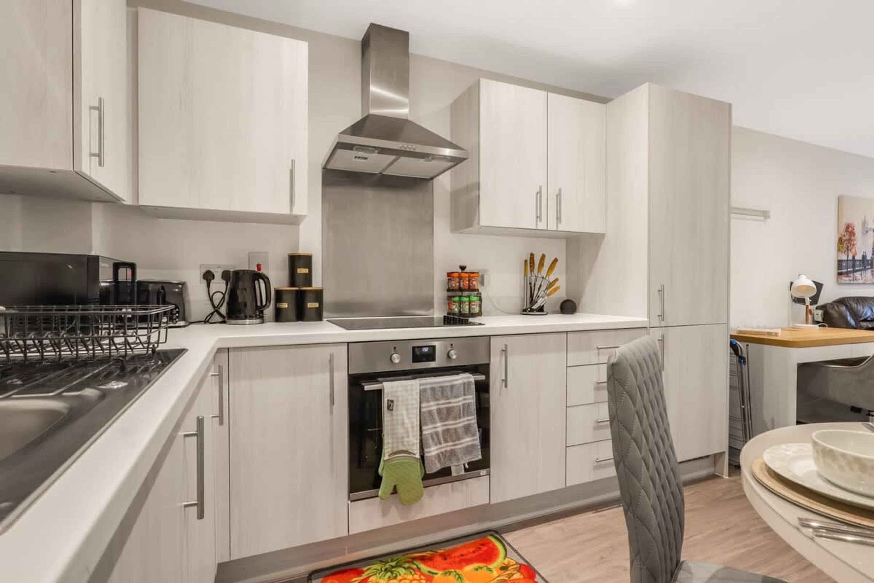 2 عدّة غرف نوم وخدمة الإنترنت