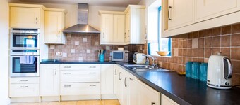 布德的海湾度假屋，带有五间卧室和四间浴室