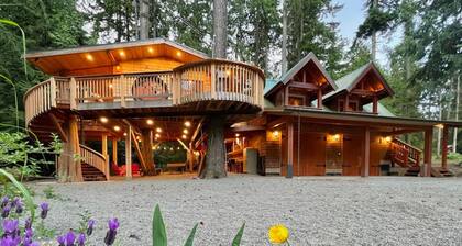 Treehouse for 10 With Expansive Outdoor Living Space