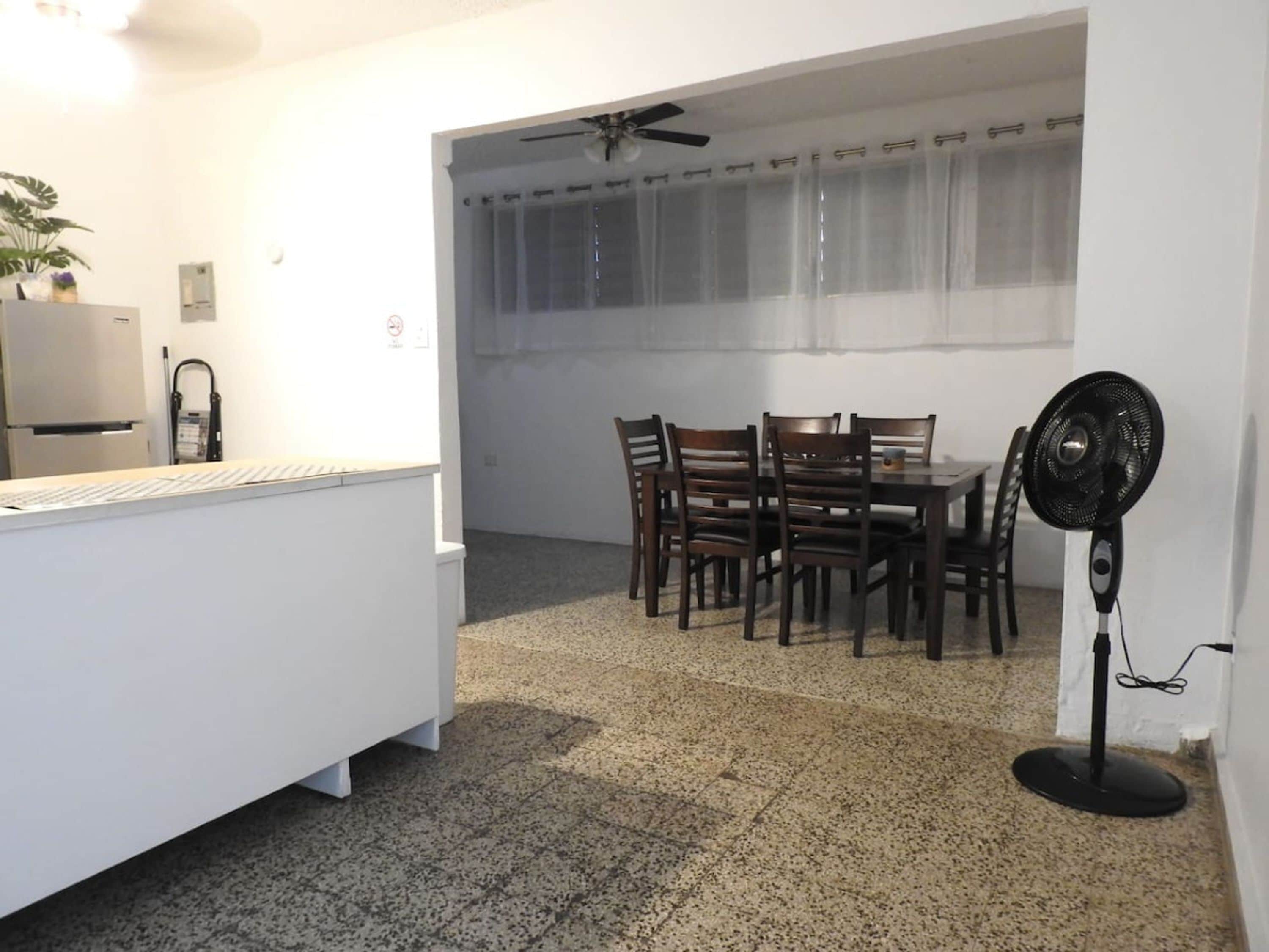 House | 3 bedrooms, desk