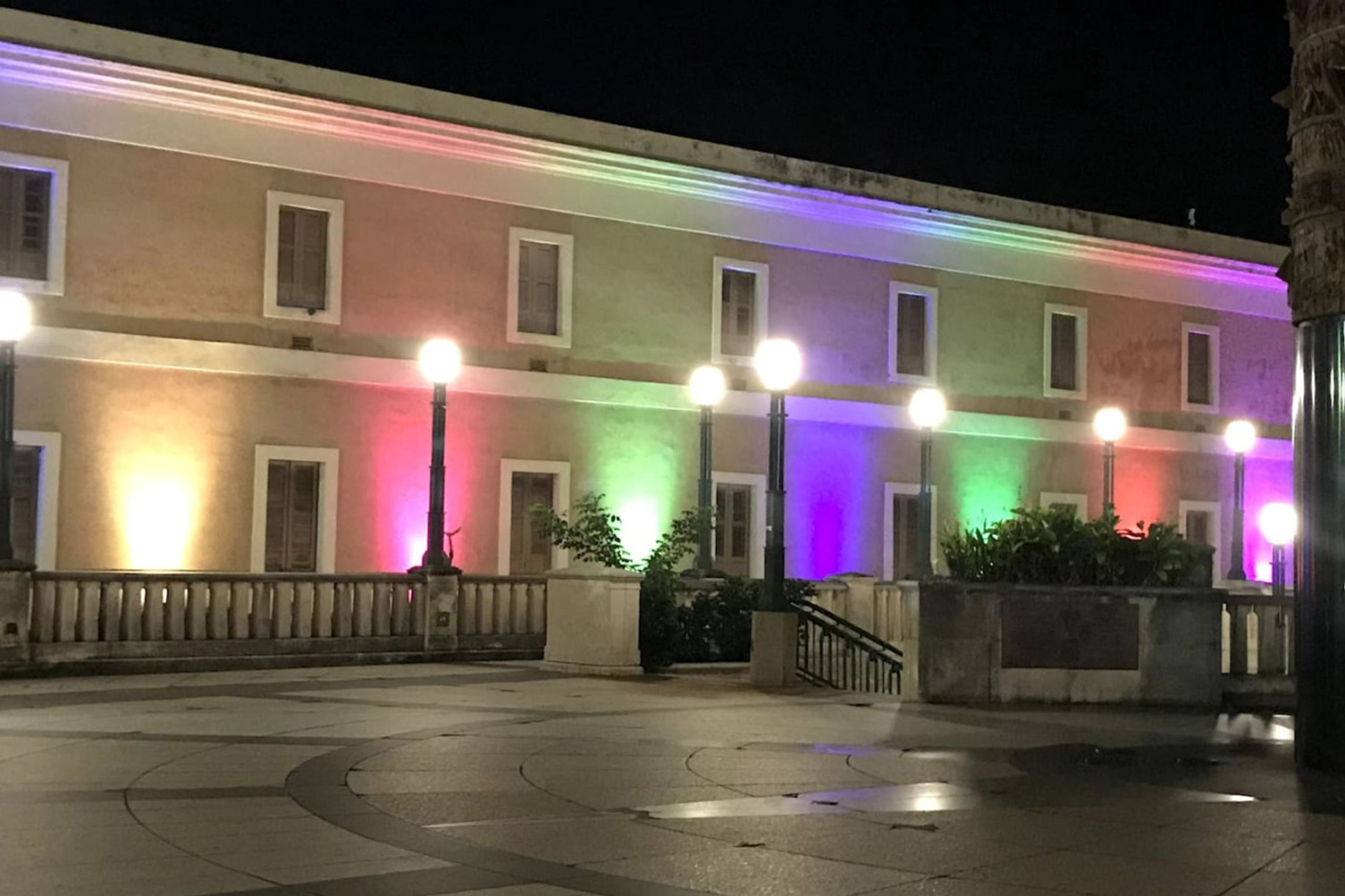 Ein Gebäude mit mehreren Fenstern und einem Balkon.