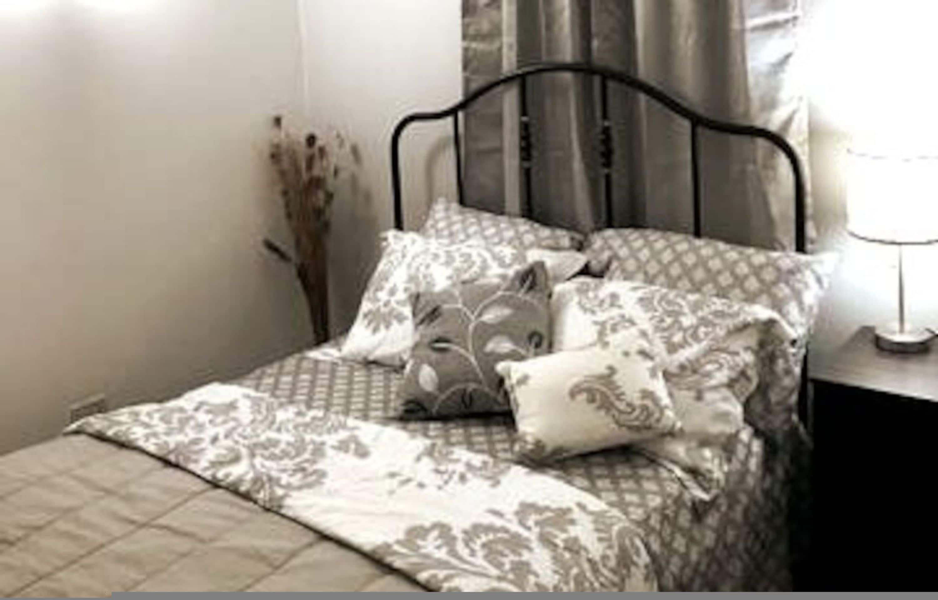 House | 3 bedrooms, desk