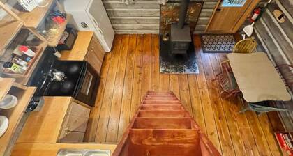 Slow-go Log Cabin in the Woods w Cozy Woodstove