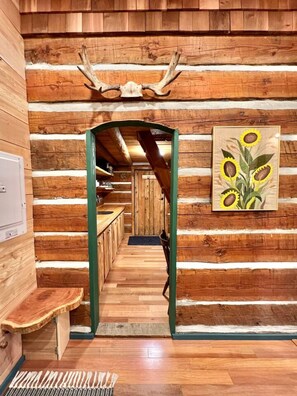 Studio | 1 bedroom - Bigfoot s Bungalow Fire Pit-woodstove-large Deck (Qualicum Beach)