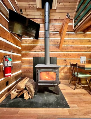 Studio | 1 bedroom - Bigfoot s Bungalow Fire Pit-woodstove-large Deck (Qualicum Beach)