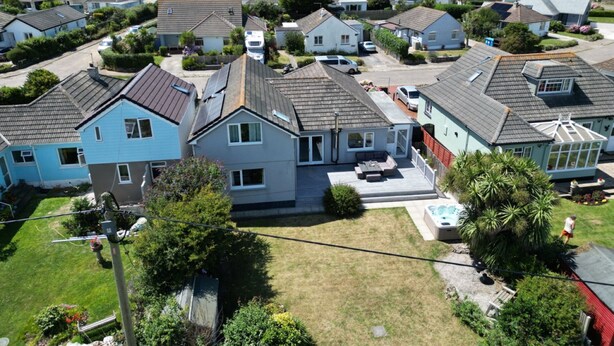 A residential area with houses, a swimming pool, and a view of the sea. - Meadow View in Widemouth Bay (Bude)