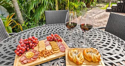 Beach Bungalow Walk to Beach Swimspa Jacuzzi