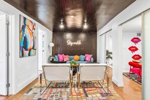 House | 5 bedrooms - Chic Retreat Heated Pool Floats Close to Beach (Fort Lauderdale)