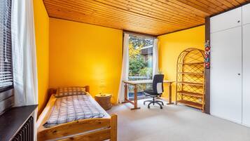 3 bedrooms, iron/ironing board, WiFi, bed sheets