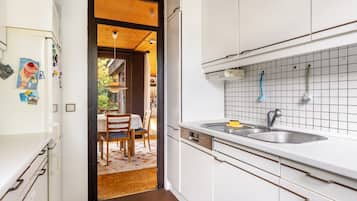 Kylskåp, mikrovågsugn, ugn och spishäll