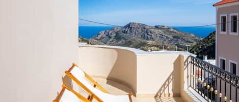 House | 3 bedrooms, desk