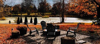 Lakehouse HOT TUB 8 Miles TO Downtown ON 60 Acres