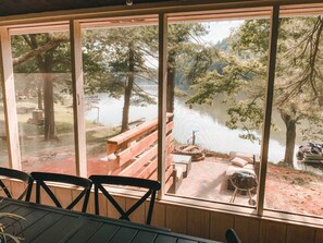 2 bedrooms - Cozy Cabin on Lake Front With Hot tub Firepit (Martinsville)