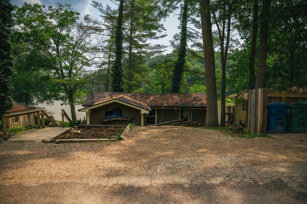 Cozy Cabin On Lake Front With Hot Tub Firepit - Indiana