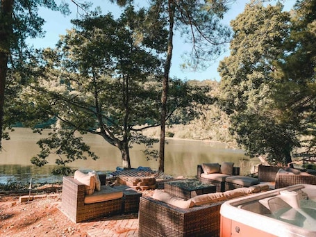 2 habitaciones . Cozy Cabin on Lake Front With Hot tub Firepit