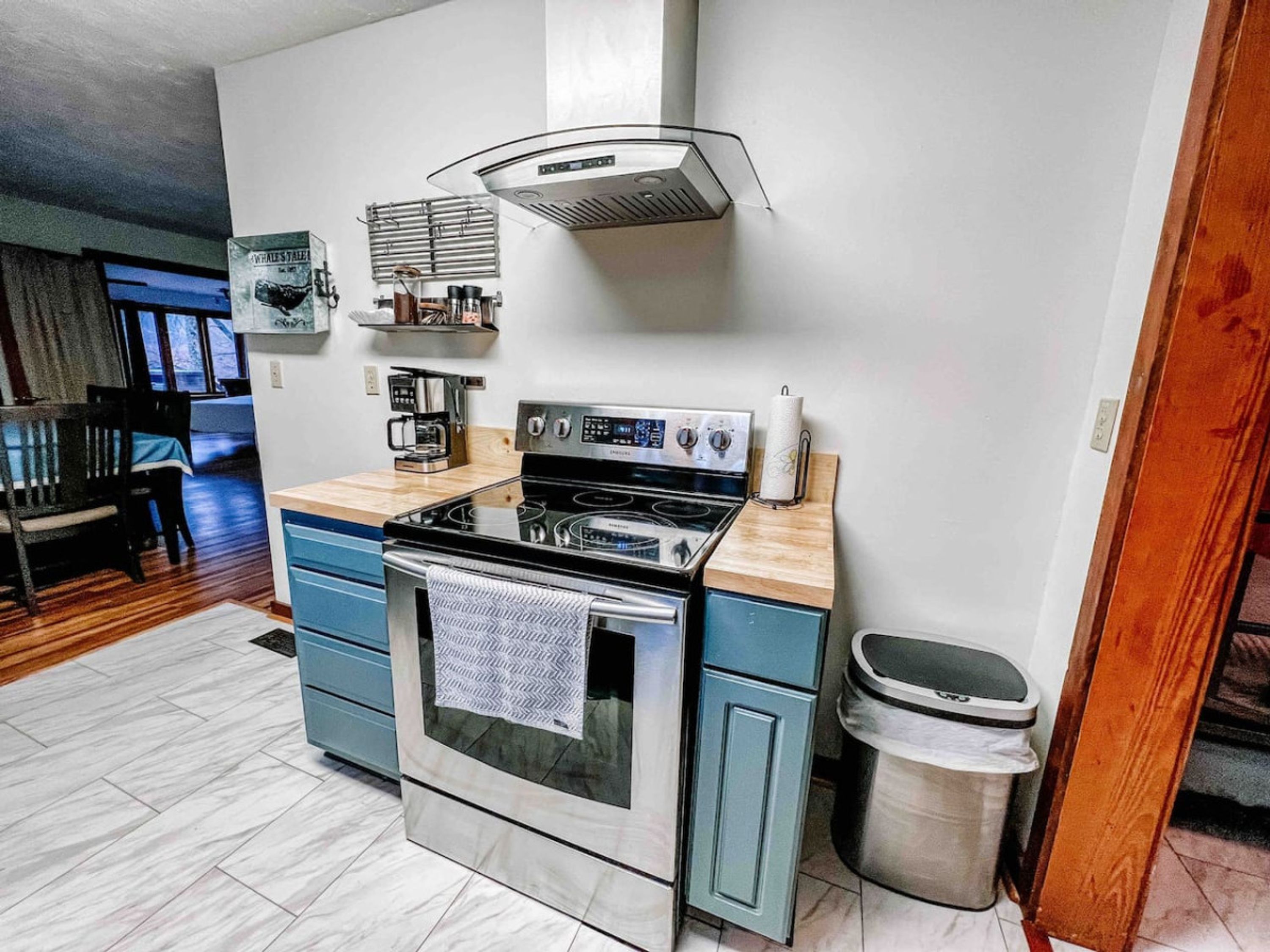 Una cocina compacta equipada con estufa, horno y cafetera.